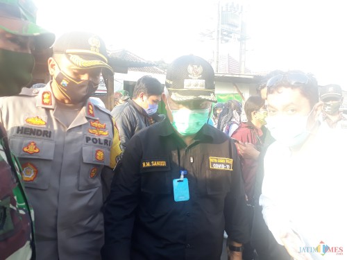 Bupati Malang HM. Sanusi bersama jajaran Forkopimda Kabupaten Malang sedang meninjau Kampung Tangguh di Desa Kalisongo, Kecamatan Dau, Kabupaten Malang. (Foto: Tubagus Achmad/MalangTimes)