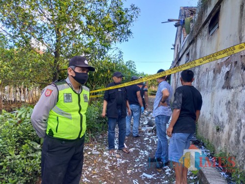 Anggota kepolisian saat melakukan olah TKP di lokasi meninggalnya kakek 62 tahun akibat terkena ledakan petasan. (Foto : Polsek Ngajum for MalangTIMES)