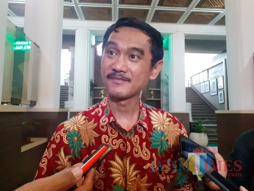 Kabag Humas Pemerintah Kota Malang Nur Widianto saat dikonfirmasi para awak media di Balai Kota Malang. (Foto : Arifina Cahyati Firdausi/MalangTimes)