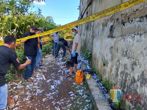 Petugas kepolisian saat melakukan olah TKP di lokasi kejadian. (Foto : Polsek Ngajum for MalangTIMES)