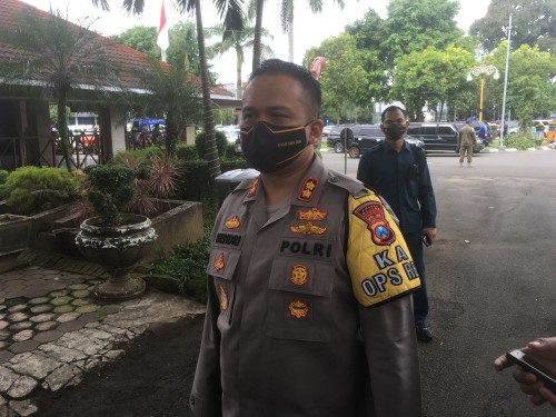 Kapolres Malang AKBP Hendri Umar saat menjelaskan kriteria PSBB di Kabupaten Malang.