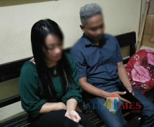 Pasangan mesum yang ditangkap di Tenggur saat diamankan di Polsek Rejotangan / Foto : Dokpol / Tulungagung TIMES