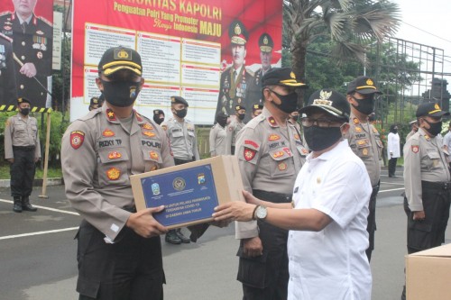 Penyerahan bantuan secara simbolis untuk pelaku seni dan kreatif di Kota Malang (Humas Pemkot Malang for MalangTIMES).