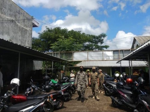 Petugas operasi gabungan PSBB saat menertibkan salah satu kafe di kawasan Kecamatan Lowokwaru, Kota Malang, Rabu (27/5). (Foto: instagram @satpolpp_malangkota).