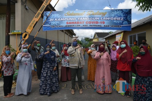 Bupati Jember Faida bersama warga di sela kunjungan ke Kampung Tangguh. (Foto: Istimewa)