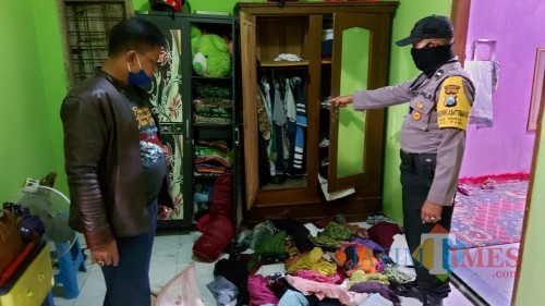 Petugas dari kepolisian ketika melakukan oleh TKP. (Foto: Istimewa)
