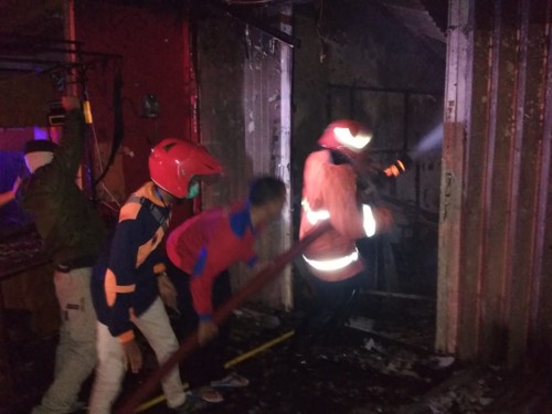 Petugas saat melakukan pemadaman di Jalan Diponegoro, Kelurahan Sisir, Kecamatan Batu, Kamis (28/5/2020). (Foto: istimewa)