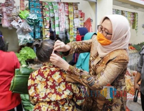 Wakil Bupati Lumajag Ir. Indah Amperawati Ketika melakukan sosialisai pemakaian masker (Foto : Moch. R. Abdul Fatah / Jatim TIMES)