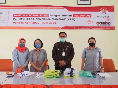 Wakil Wali Kota Malang Sofyan Edi Jarwoko (tengah) saat meninjau penyaluran bantuan di Kantor Pos Malang (Humas Pemkot Malang).