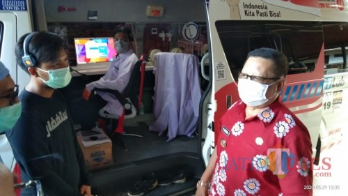 Bupati Tulungagung Maryoto Birowo (baju merah) saat melihat isi mobil combat PCR. (Joko Pramono forJatim Times)