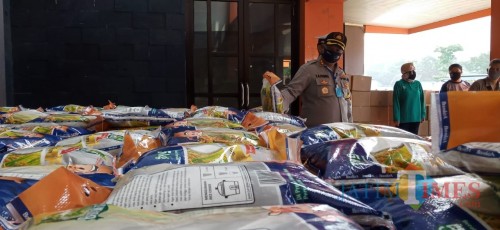 Kapolres Tulungagung, AKBP Eva Guna Pandia memeriksa beras bantuan dari Kapolri (foto : Joko Pramono/jatim Times)
