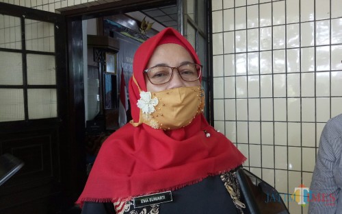 Kepala Cabang Dinas Pendidikan Wilayah Kota Malang dan Kota Batu Dra Ema Sumiarti MSi saat ditemui di Aula Tugu Kota Malang. (Foto: Ima/MalangTIMES)