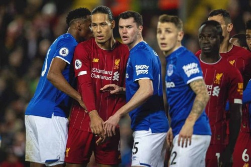 Pemain Liverpool dan Everton saat bertanding (This is Anfield)