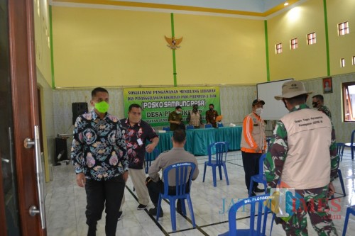 Rapat persiapan karantina wilayah di Desa Plosokerep, Kecamatan Sumobito, Jombang. (Foto: Adi Rosul/ JombangTIMES)