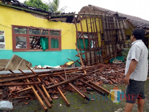 SDN Klompangan 01 Ajung yang atapnya roboh akibat hujan lebat. (foto : Sugik Araya / Jatim TIMES)