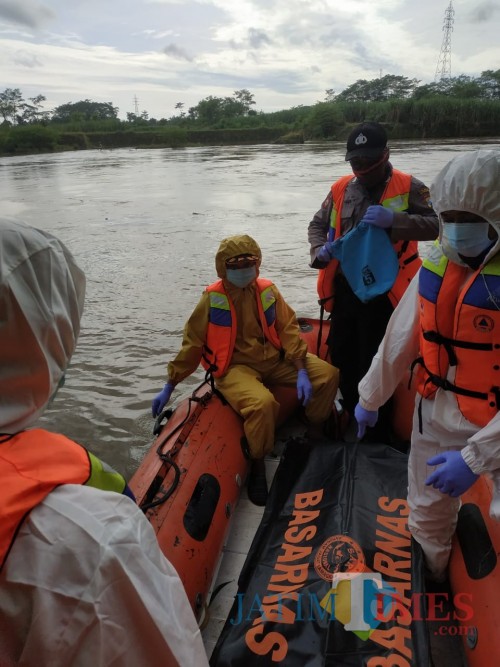 Tim dari Basarnas mengevakuasi jasad korban Sudarto.(Foto : Team BlitarTIMES)