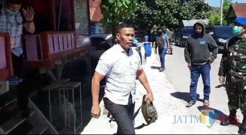 Ruslan Buton saat diamankan oleh aparat Kepolisian dan POM Mabes TNI AD di kediamannya, Kamis (28/5/2020). (Foto: Screenshots Video)