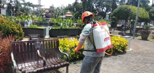 Alun-Alun Merdeka salah satu taman yang tutup saat tengah disemprot petugas dengan disinfektan (doc MalangTIMES)