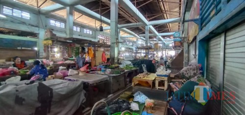 Kondisi Pasar Tanjung di lantai 2 yang masih sepi di hari pertama beroperasi pasca ditutup selama sepekan. (Foto: Sigit/JatimTIMES)