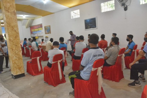 Para petugas Lapas Klas 1 Malang yang tengah menjalankan rapid test (Ist)