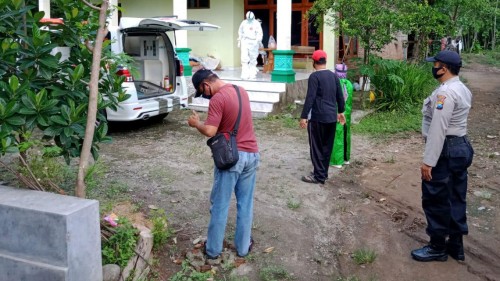 Pemulangan pasien covid-19 nomor 71 ke Desa Samping, Kabupaten Magetan, Sabtu (30/05/2020). (Foto:Istimewa)