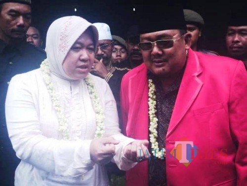 Mat Mochtar bersama Wali Kota Surabaya Risma