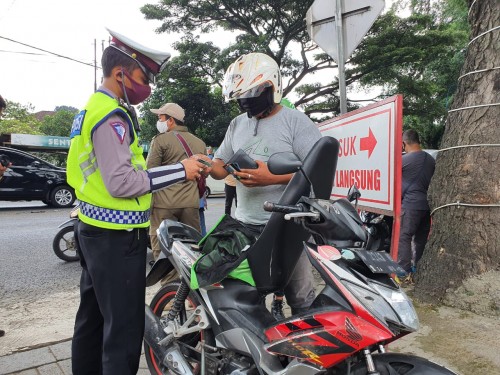 Petugas melakukan pemeriksaan kendaraan saat PSBB di Kota Malang. (Ist)