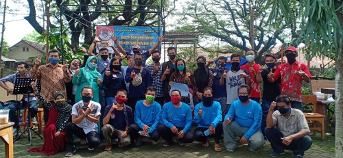 Komunitas IWM Bersama Mitra Driver dan Food Indotransjek Usai Halal Bihalal Di Komplek Taman Trembesi, Minggu (31/05/2020)