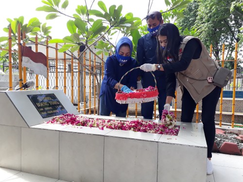 SAH ketika berziarah di Makam Bung Tomo