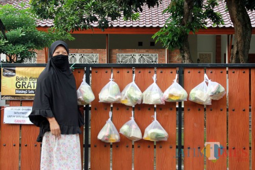 Gantungan sayur dan lauk di rumah pagar Sudarwati.(eko arif s/Jatimtimes)