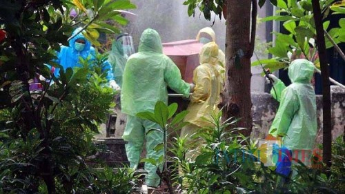 Pasien dimakamkan dengan protokol Covid-19. (Foto: Istimewa)