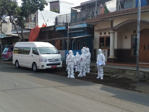 Beberapa tim yang bersiapa melakukan rapid test di Desa Giripurno Kecamatan Bumiaji beberapa saat lalu. (Foto: istimewa)