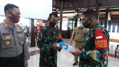 Komandan Satgas New Normal Life Kabupaten Malang, Letkol Inf Ferry Muzawwad (kanan) saat memimpin rapat sosialisasi new normal