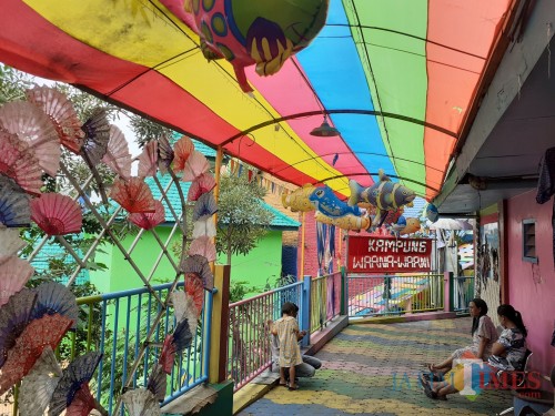 Suasana salah satu spot yang biasa ramai digunakan untuk berswafoto wisatawan di Kampung Warna-Warni Jodipan yang kini tampak sepi. (Arifina Cahyanti Firdausi/MalangTIMES).