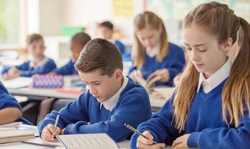 Anak-anak sekolah (Foto: Daily Express)