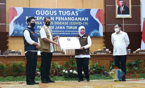 Kepala BNPB Letjend TNI Doni Monardo bersama Gubernur Jatim Khofifah