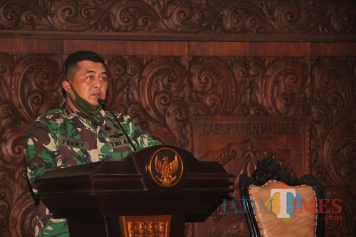Komandan Satgas New Normal Life Kabupaten Malang, Letkol Inf Ferry Muzawwad saat menyosialisasikan ketetapan protokol kesehatan selama new normal life