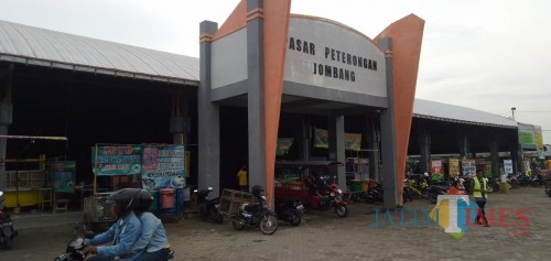 Kondisi Pasar Peterongan tampak dari depan. (Foto: Adi Rosul/ JombangTIMES)