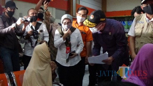 Menko PMK Muhadjir Effendy (bertopi batik ungu) saat meninjau penyaluran BST di Kota Malang, Rabu (3/5). (Ahmad Nur Amin/ MalangTIMES).