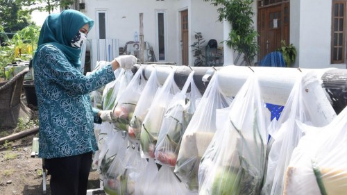 PKK Kota Kediri Berbagi Kepada Warga Prasejahtera dan Terdampak Covid-19. (Foto: Ist)