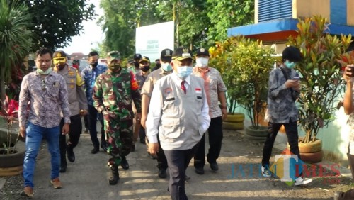 Bupati Malang Sanusi saat akan meninjau TPST Mulyoagung (Amin)