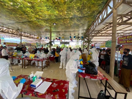 Para pedagang saat rapid test di Alun-Alun Kota Batu, Kamis (4/6/2020). (Foto: istimewa)