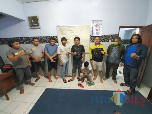 Pelaku persetubuhan saat diamankan anggota Sat Reskrim Polresta Kediri. (Ist)