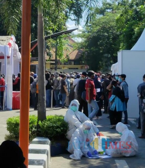 Rapid swab di Surabaya yang tanpa memperhatikan physical distancing.