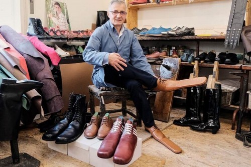 Sepatu social distancing buatan seniman asal Rumania, Grigore Lup. (Foto: Fox News).