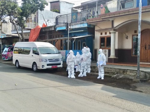 Petugas tenaga kesehatan saat bersiap untuk melakukan rapid test di Desa Giripurno, Kecamatan Bumiaji beberapa saat lalu. (Foto: istimewa)