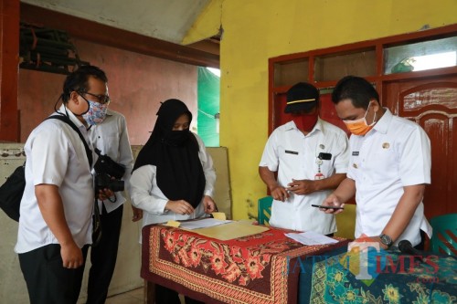 Proses penyaluran BLT Dana Desa mendapakan pantauan langsung dari Bupati Lumajang (Foto : Moch. R. Abdul Fatah / Jatim TIMES)