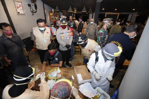 Suasana penertiban dan rapid test terhadap pengunjung di salah satu kafe di kawasan Sudimoro, Kota Malang, Kamis malam (4/6). (Foto: Humas Pemkot Malang).