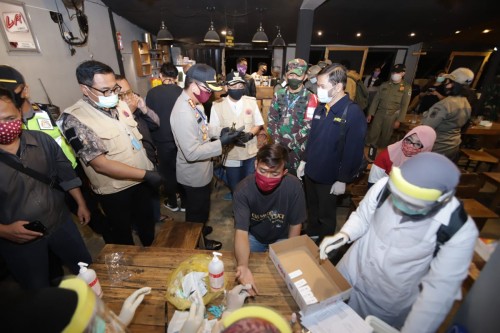 Suasana saat petugas melakukan rapid test kepada pengunjung kafe di kawasan Sudimoro, Kamis malam (4/6). (Foto: Humas Pemkot Malang).