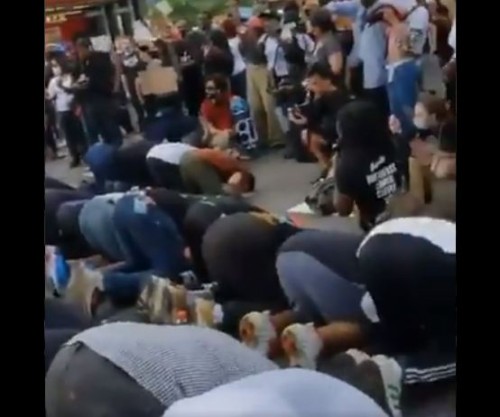 Umat muslim salat di jalan di Amerika Serikat. (Foto: Twitter @mkultranews)